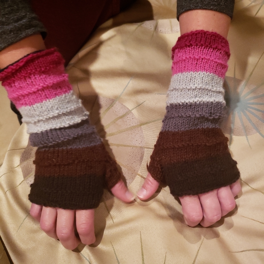 SUPER CUTE BOHO FINGERLESS GLOVES - Picture 8 of 8